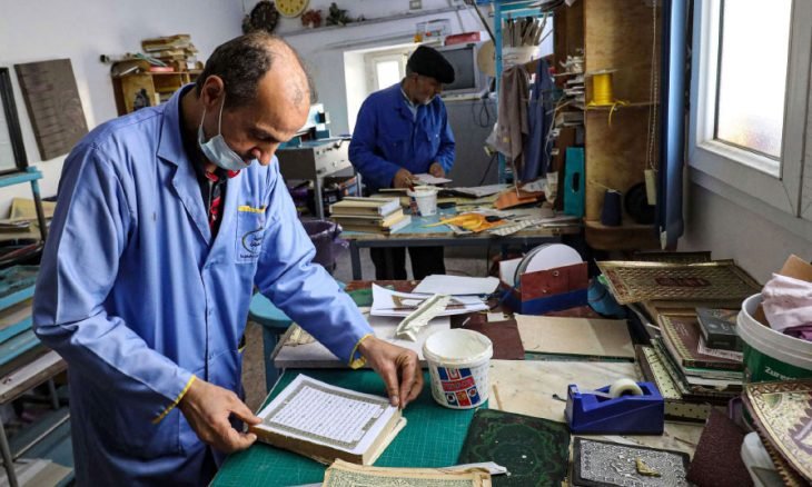 ترمیم قرآن های قدیمی در لیبی همزمان با فرا رسیدن ماه رمضان