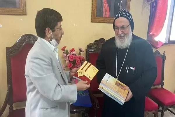 از اسقف اعظم پرسیدم چرا اکثر ادبای عرب از مسیحیان هستند؟ پاسخ داد: اغلب مسیحیان از فرهنگی والا برخوردار هستند و ما تلاش می‌کنیم آن‌ها را با زبان‌های زنده دنیا آشنا کنیم