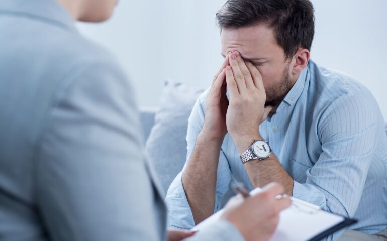 نحوه رفتار با فردی که از افسردگی رنج می‌برد