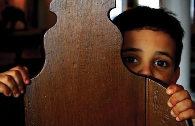 با اصرار روی عزت نفس فرزندانتان آن‌ها را بی‌عرضه بار می‌آورید