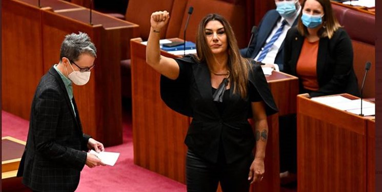 سوگند خوردن سناتور استرالیایی به «ملکه استعمارگر انگلیس»