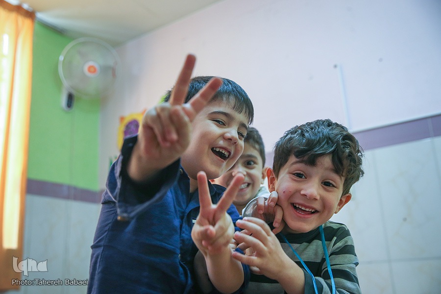 چگونه فرزندان شاد پرورش دهیم؟