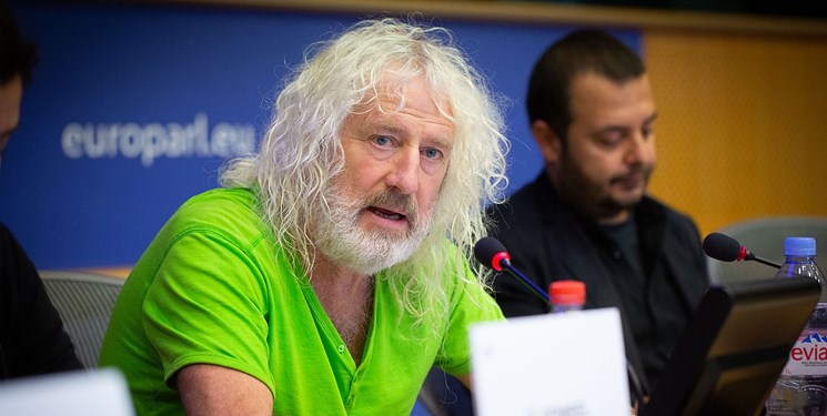 قانونگذار اروپا: سران اروپا تعظیم کردن مقابل امپریالیسم آمریکا را متوقف کنند