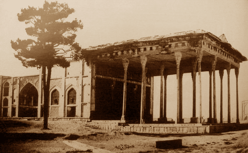 تصویری از بنای اصلی کاخ آیینه‌خانه که توسط ظل‌السلطان تخریب شد