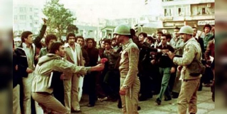 اول مردم به ارتشی‌ها گل دادند یا برعکس؟