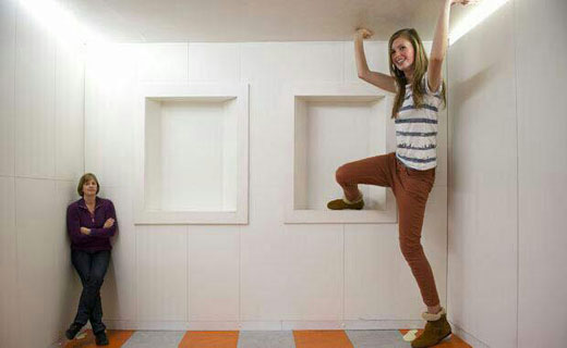 ببینید| عبور دو جسم از یکدیگر! یک خطای حسی عجیب به نام پنجره ایمز