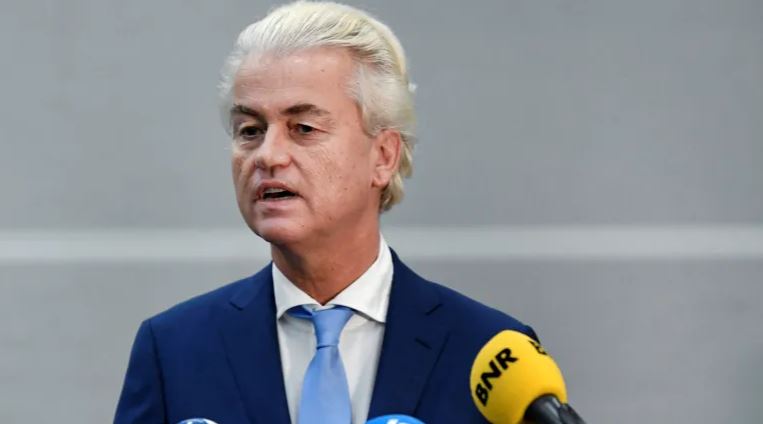 اعتراض عضو پارلمان هلند از افزایش نمازگزاران مسلمان در خیابانهای لاهه