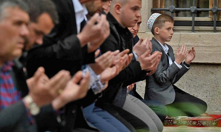 سنتی‌های نظام‌ساز بخشهایی از هرمنوتیک را می‌پذیرند و به فمینیسم رویکرد ایجایی دارند