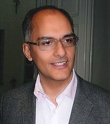 زرتشت را نخستین فیلسوف پیش از پیدایش فلسفه می‌دانم