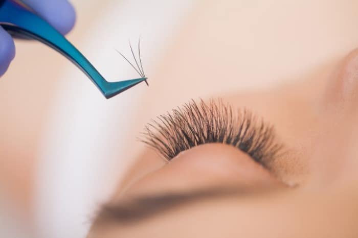 نظر ۶ مرجع تقلید درباره مژه‌های مصنوعی