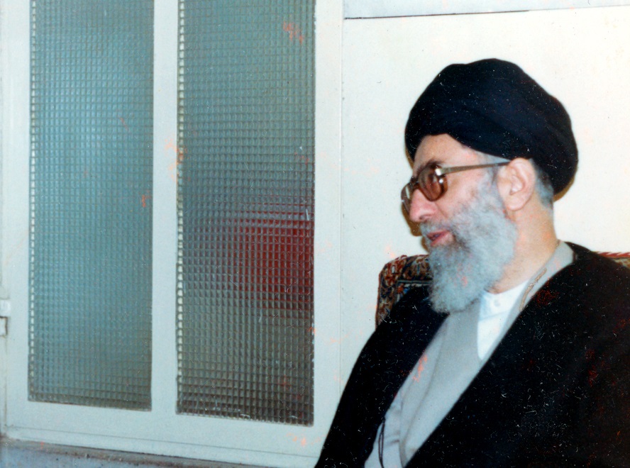 تصاویر | وقتی آیت الله خامنه ای به دیدار عارف مشهور رفت