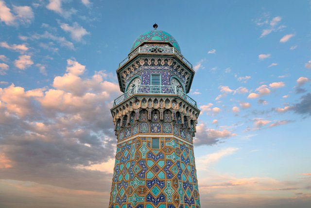 عکس | این ساعت برای زائران می‌نوازد