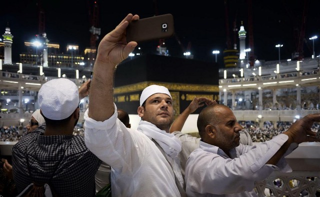 ماجرای عکس سلفی گرفتن در مراسم احرام حج