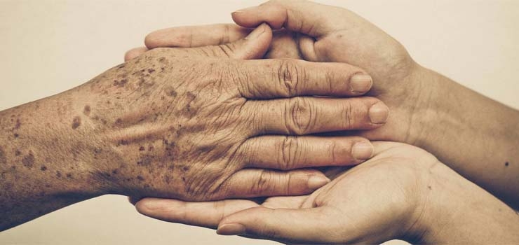 حدیث امام علی(ع) درباره احترام به پدر و معلم؛ تواضع حتی در اوج قدرت