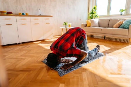 هنگام نمازخواند حواستان به صادی موسیقی باشید/ صدای موسیقی، نماز را باطل می‌کند؟