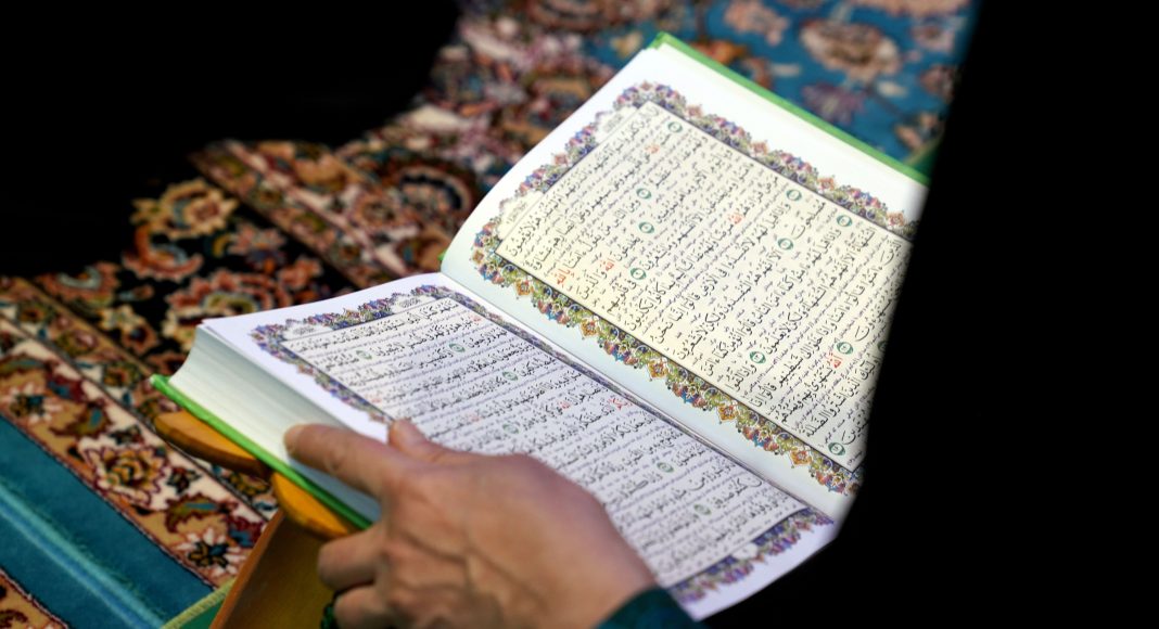 جامعه ما جامعه «نهج البلاغه» و «صحیفه» نیست،در عین اینکه شعار قرآن می‌دهیم، جامعه‌ای قرآنی نداریم