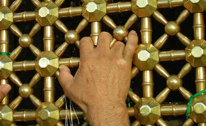 سرگذشت پنجره‌ای که دست عالم دخیل آن است