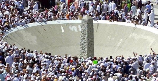 هنگام رمی جمرات سه گانه، سزاوار است که حاجی چگونه بایستد؟