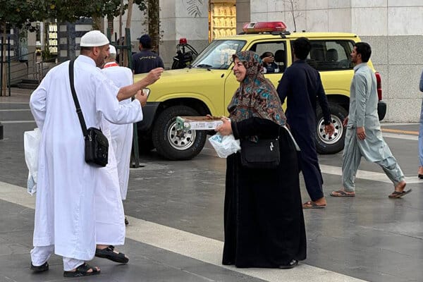 مسجد النبی(ص) و اطراف آن سرشار از جلوه‌های مهربانی مسلمانان شده است