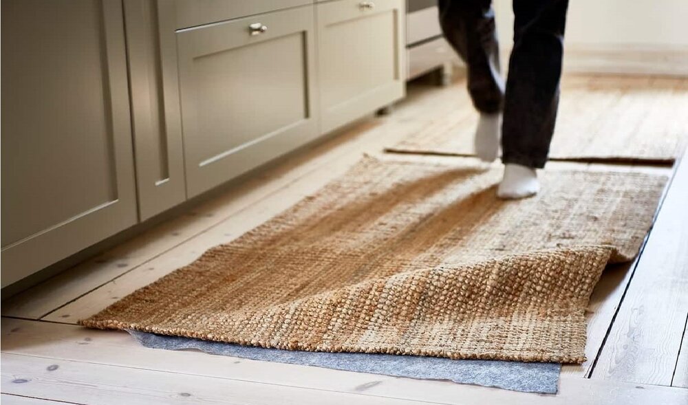 حکم شرعی راه رفتن روی فرش نجس که خشک شده چیست؟