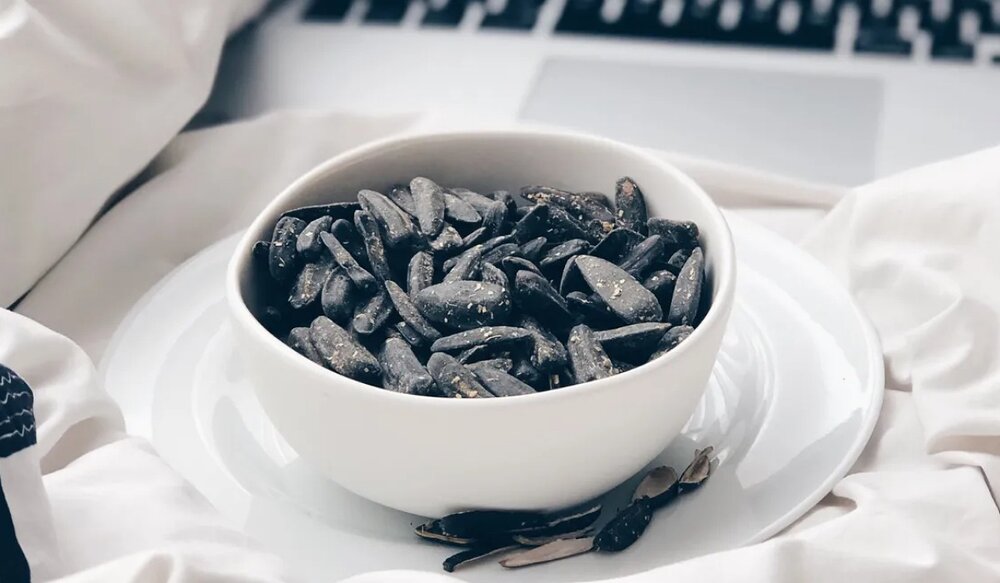 خوردن تخمه و آجیل در ایام شهادت و عزاداری ایراد دارد؟