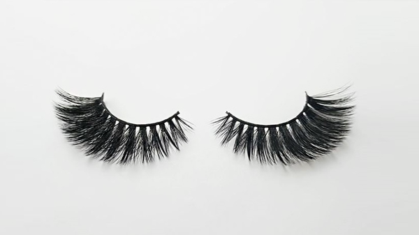 مژه‌هایی که نماز را باطل می‌کنند!