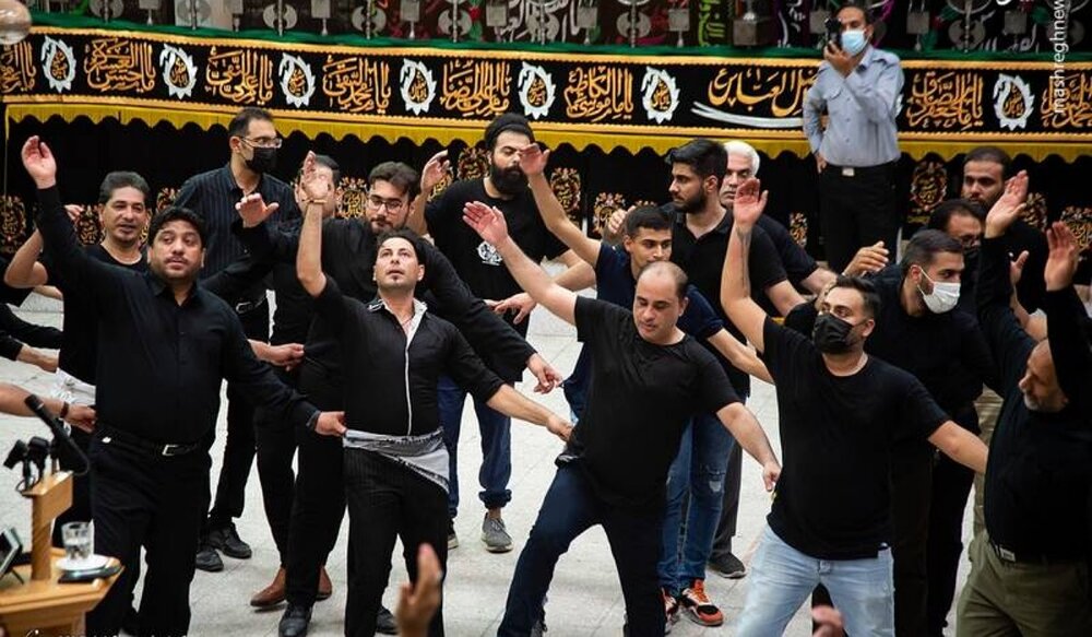 حکم سینه‌زنی و حرکات شور در هیئت‌های مذهبی چیست؟