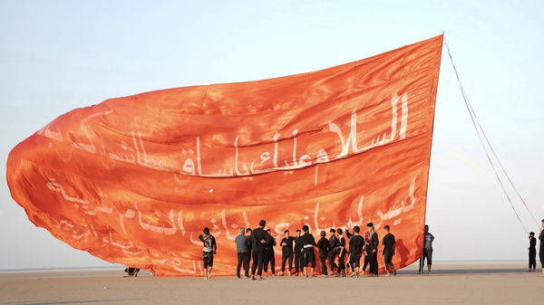 بزرگ‌ترین پرچم عزای حسینی در مسیر پیاده‌روی اربعین به اهتزاز درآمد +فیلم