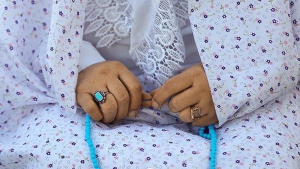 با این شرایط می‌توان با بدن و لباس نجس نماز خواند!