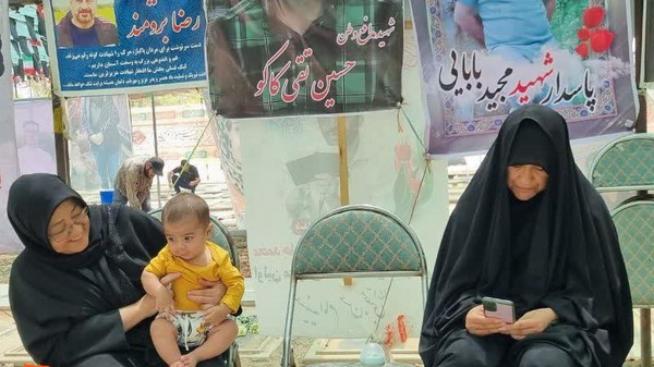 مردی که برای شهادت، دست همسرش را می‌بوسید