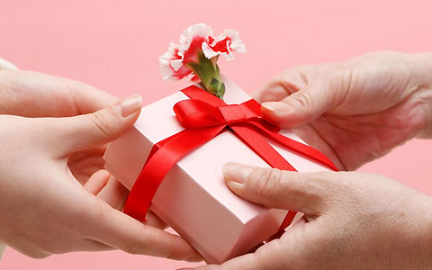 چرا اسلام هدیه دادن به همسر را توصیه کرده است؟