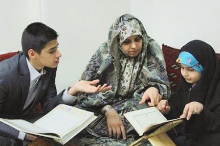 دخترم حجابش کم‌رنگ شده و نماز نمی‌خواند، چکار کنم؟