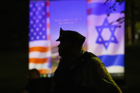 دشمن با این ابزارها ما را فریب می‌دهد