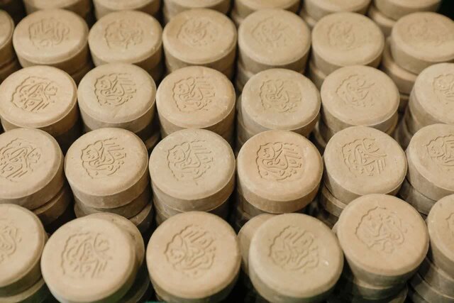 تعویض مُهرهای نماز در حرم مطهر رضوی با تربت کربلا