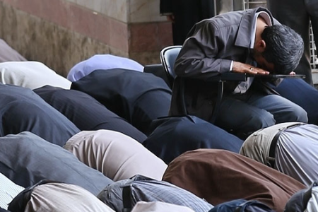 حکم نماز خواندن نشسته یا روی صندلی طبق نظر رهبر معظم انقلاب