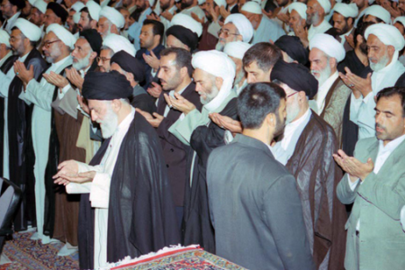 حکم اقتدا به مأموم پس از پایان نماز جماعت طبق نظر رهبر انقلاب