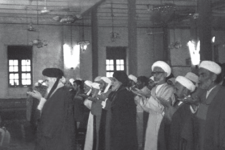 مسجدها را محکم نگه دارید و پرجمعیت کنید