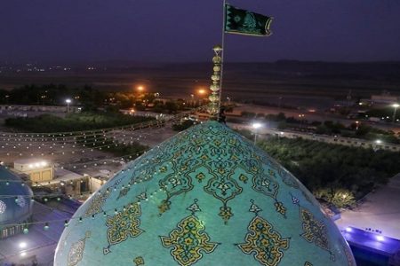 اهتزاز پرچم عزای بانوی کرامت بر فراز مسجد جمکران