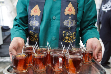 ببینید| خدمت بچه‌های سندرم داون در چایخانه امام رضا(ع)