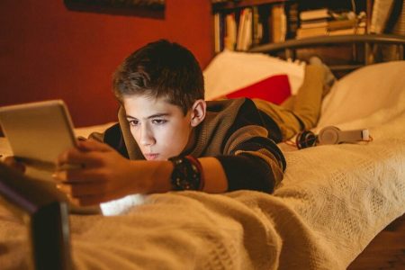 با فرزندی که فیلم مبتذل دیده، چطور رفتار کنیم؟