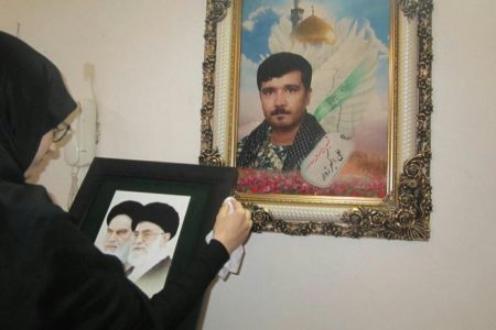 آیا بوسیدن عکس امام و شهدا برای بانوان جایز است؟