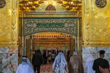 ببینید| در طلایی جدید به سوی ضریح حرم حضرت عباس (ع) نصب شد