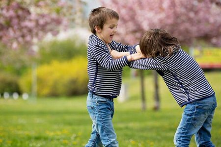 چند اشتباه بزرگ والدین که دعوای بچه‌ها را شدیدتر می‌کند