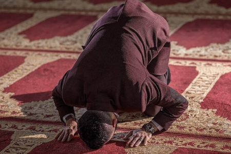 ۳ مکان غصبی که نماز خواندن در آنها باطل است