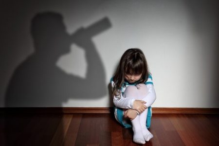 آیا شراب‌خواری والدین و قمار، آنان را از حضانت کودک محروم می‌کند؟