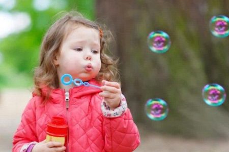 با آرامش با کودکان صحبت کنیم تا نگرانی‌شان کمتر شود