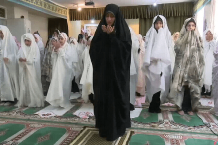 شرط مهم برای امام جماعت زن که کمتر می‌دانیم