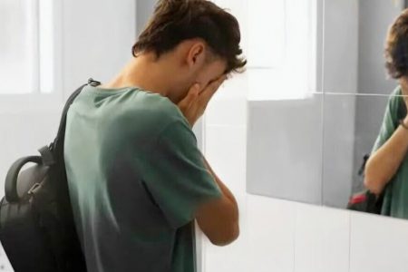 چگونه اختلال بدریخت‌انگاری نوجوانان را برطرف کنیم؟