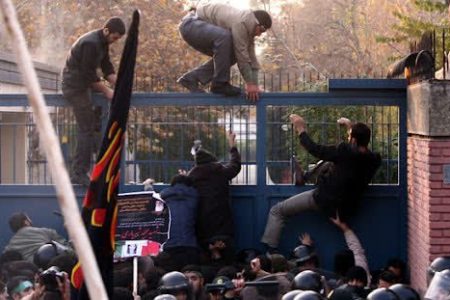 تاریخچه بالا رفتن از دیوار سفارت در ایران!