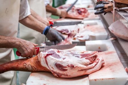 آیا خون باقی‌مانده در حیوان ذبح شده، نجس است؟